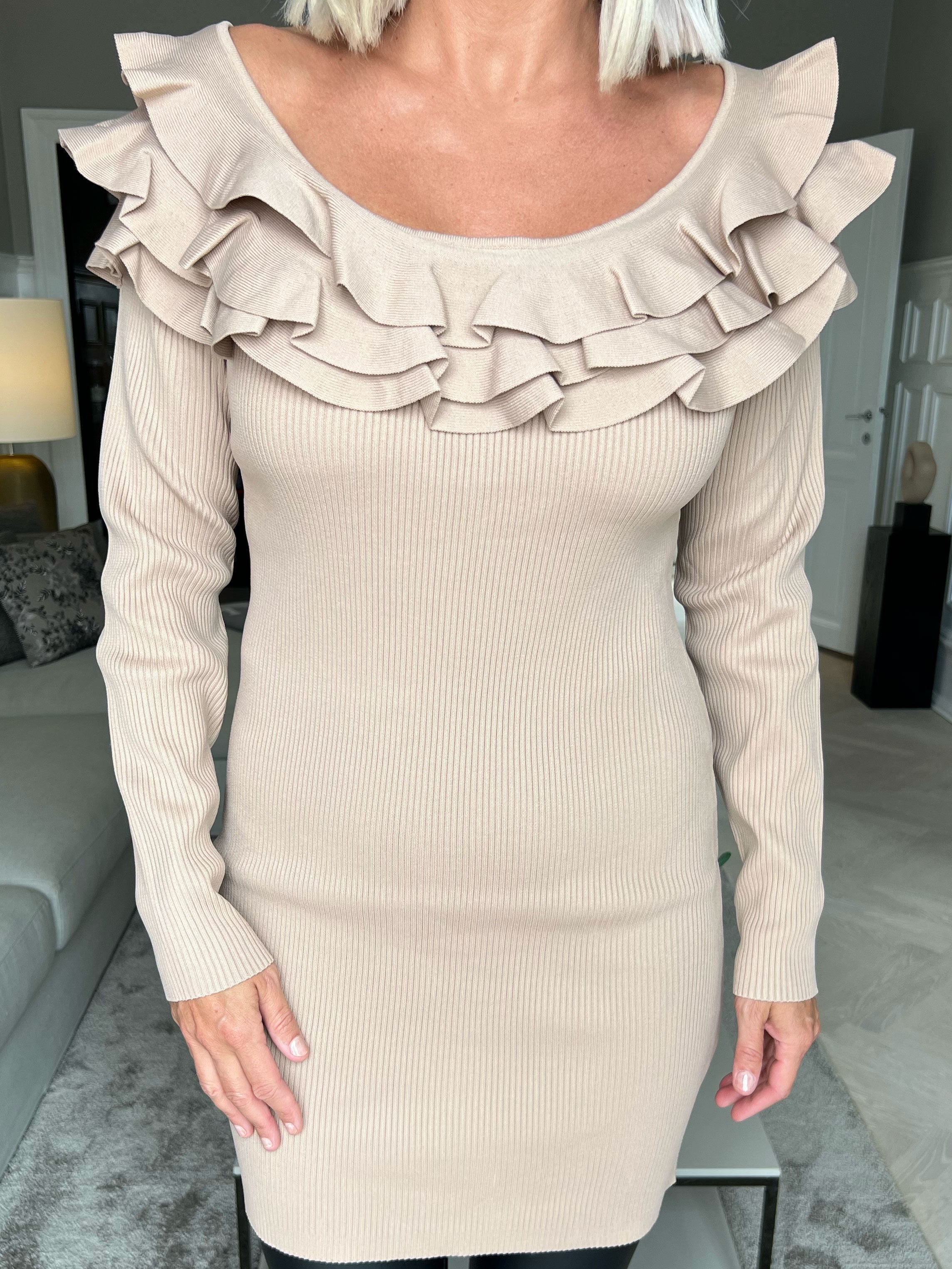 Julie - Söt åtsittande klänning med volanger i skärningen